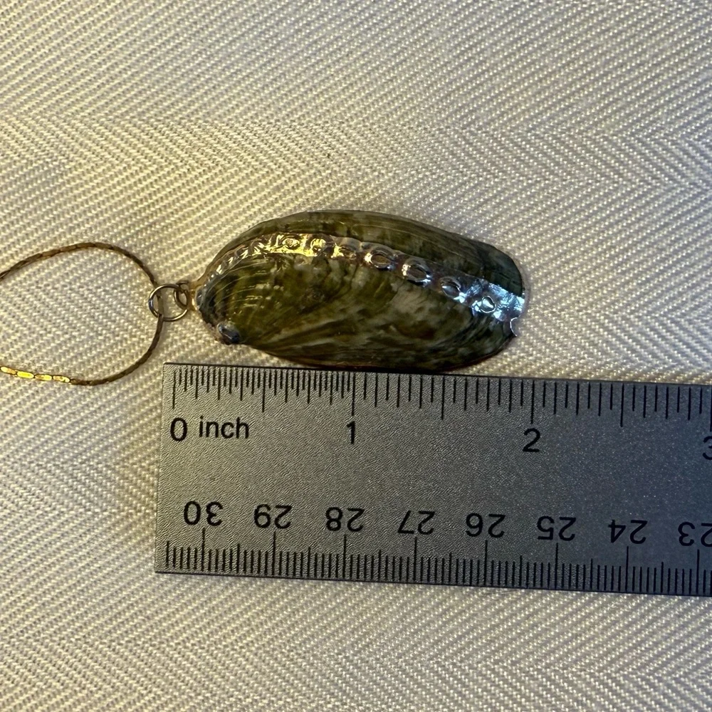 Reversible Shell Pendant Necklace - Picture 3 of 5